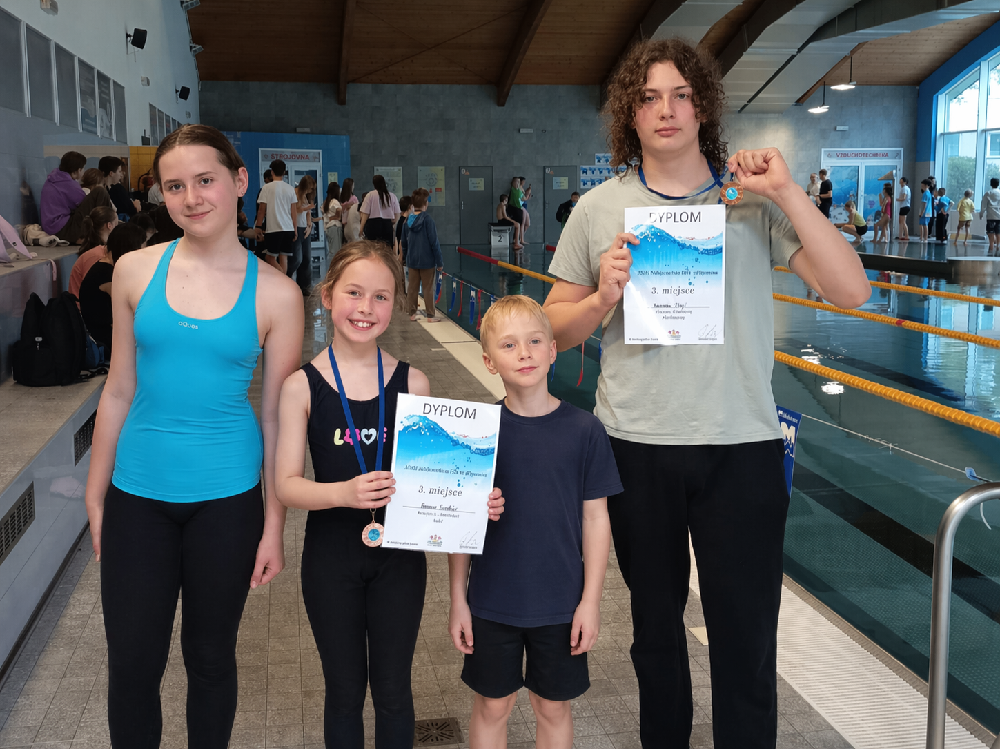 NA PŁYWACKIM PODIUM   